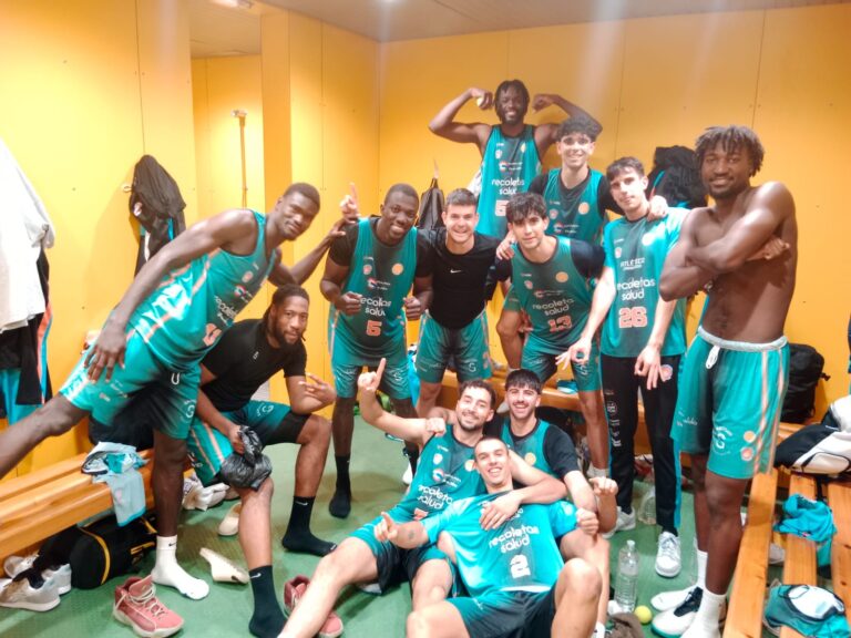 Los jugadores celebran la victoria ante Blendio