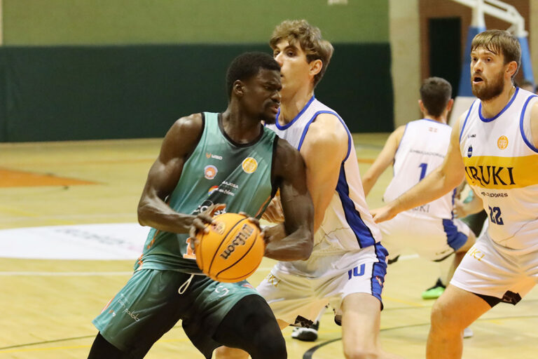 Babs controla un balón ante un jugador de Iruki