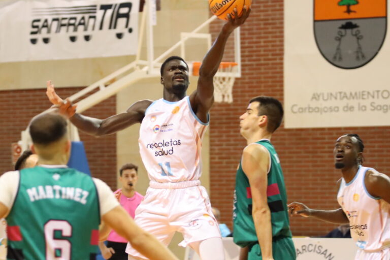 Babs lanza a canasta