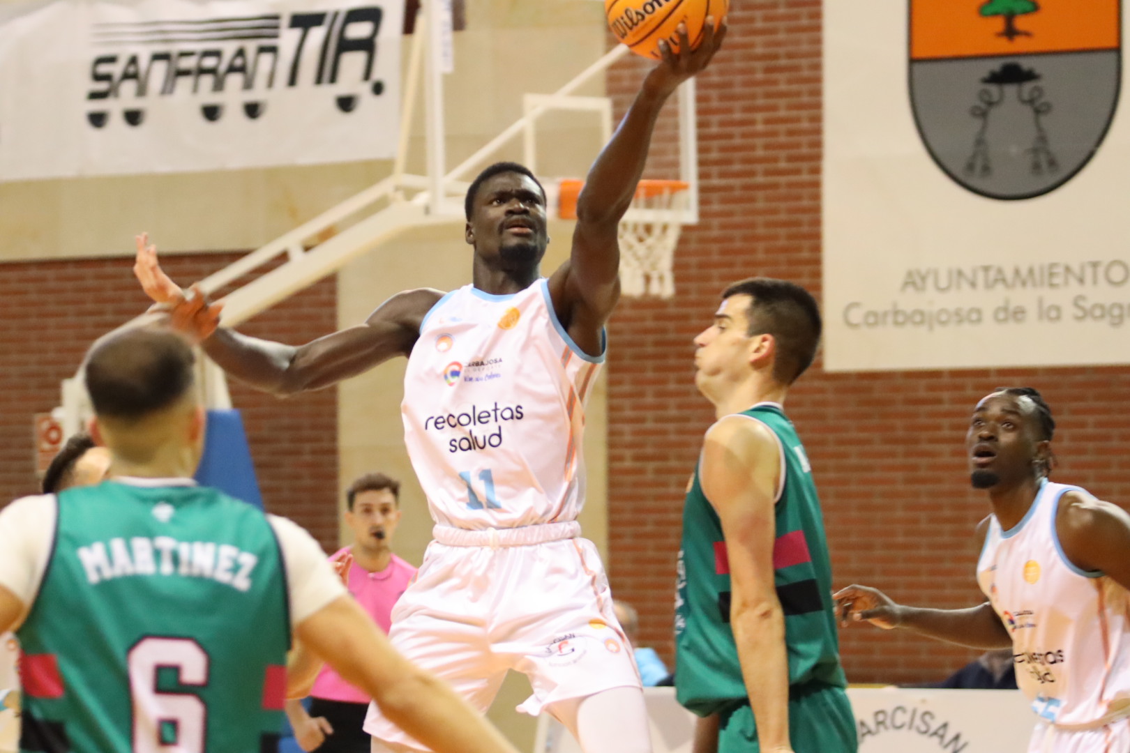 Babs lanza a canasta